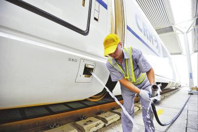 列車上水吸污服務